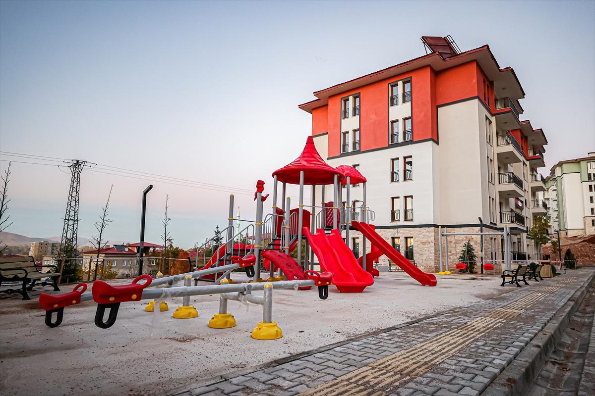 Depremin merkezi Elbistan'da kalıcı konutlar yükseldi