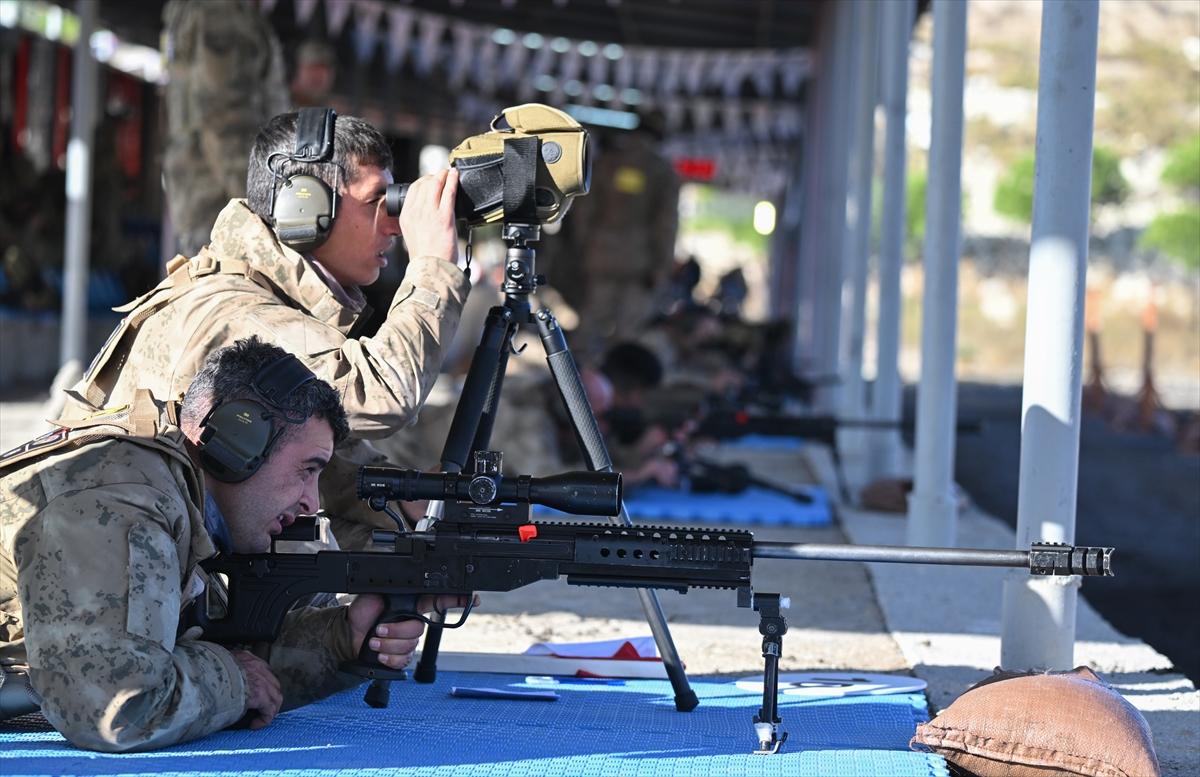 İzmir'de jandarma keskin nişancıları yarıştı