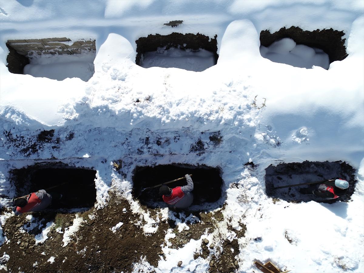 Erzurum'da toprak donmadan mezarlar kazıldı