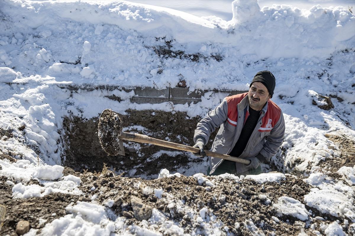 Erzurum'da toprak donmadan mezarlar kazıldı