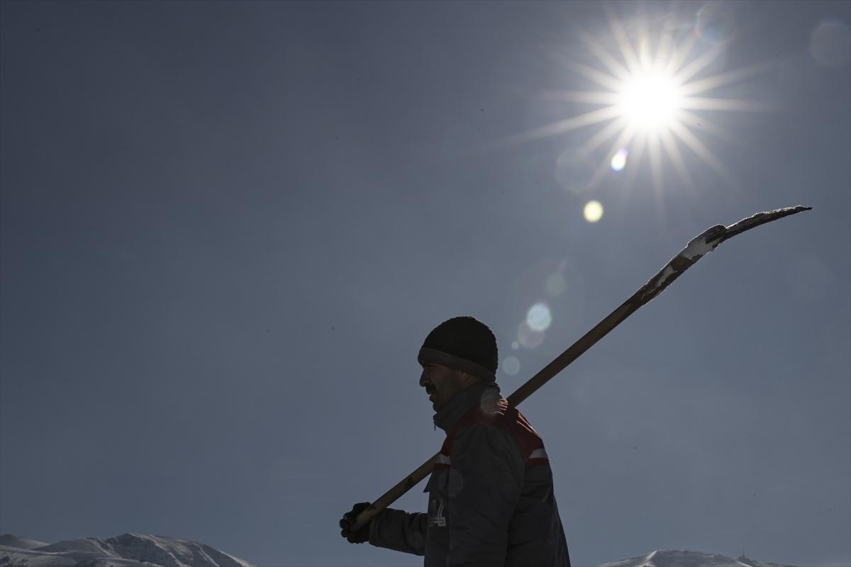 Erzurum'da toprak donmadan mezarlar kazıldı