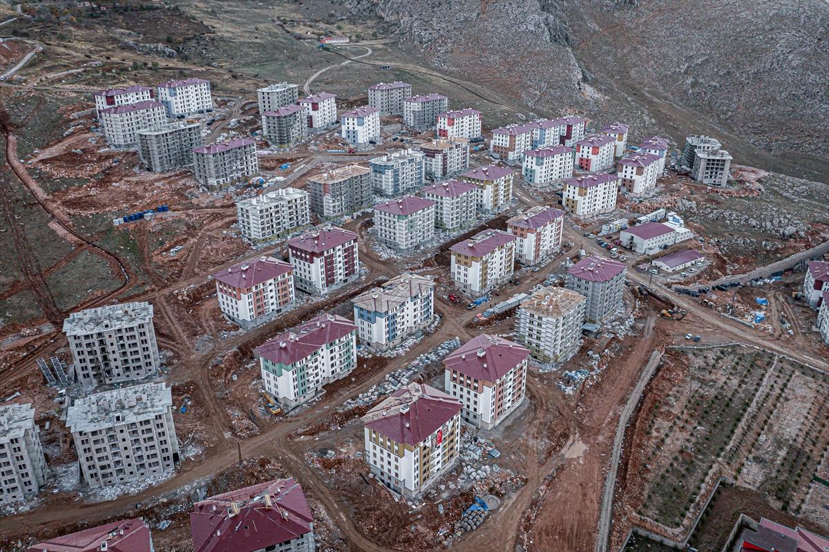 Depremin merkezi Elbistan'da kalıcı konutlar yükseldi