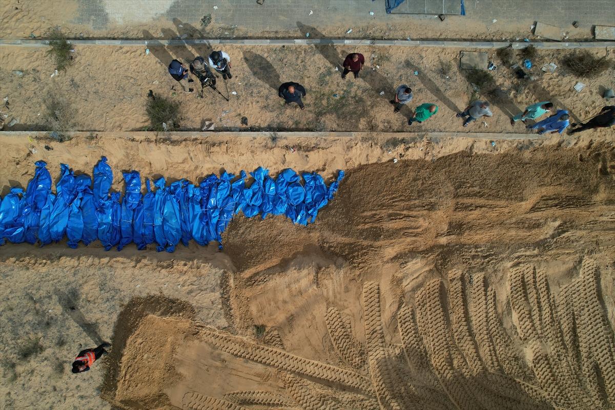 Gazze'de cenazeler toplu mezara gömüldü