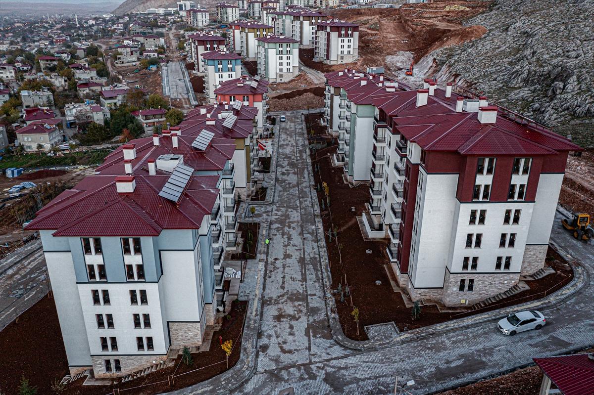 Depremin merkezi Elbistan'da kalıcı konutlar yükseldi