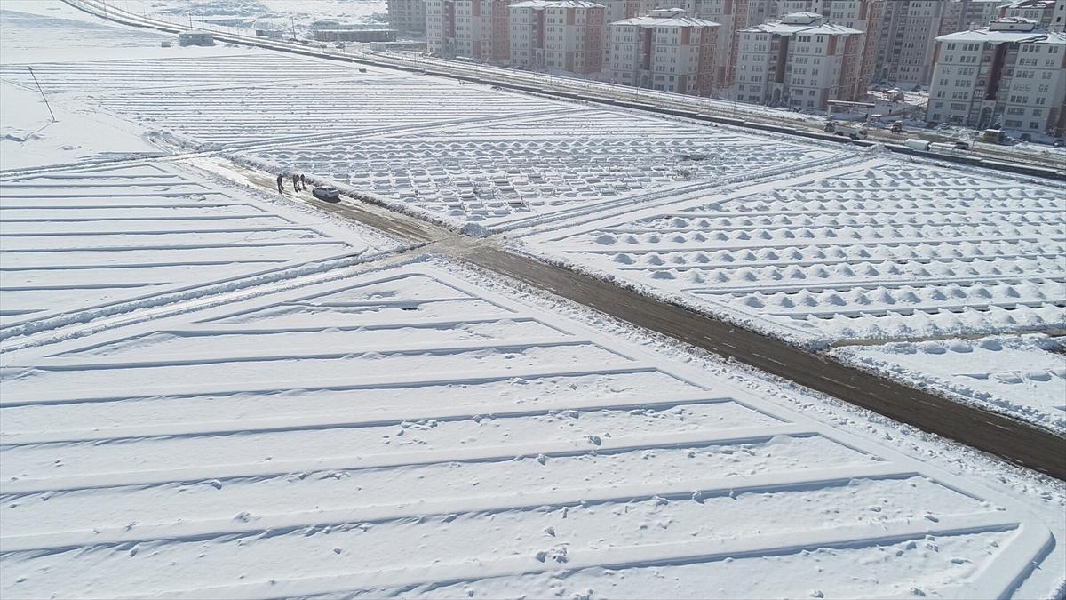 Erzurum'da toprak donmadan mezarlar kazıldı