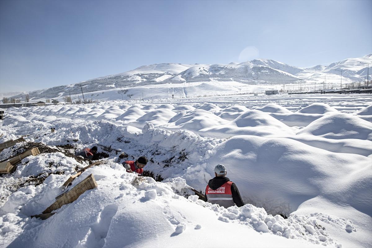Erzurum'da toprak donmadan mezarlar kazıldı