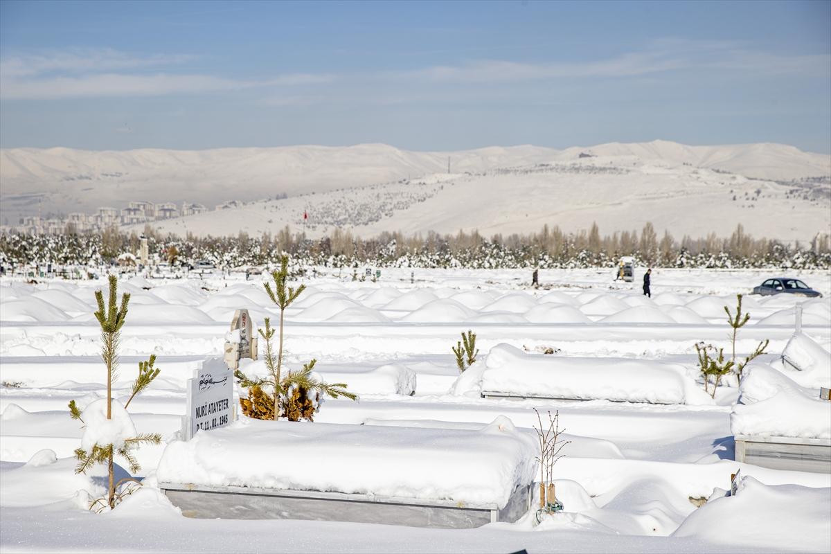 Erzurum'da toprak donmadan mezarlar kazıldı