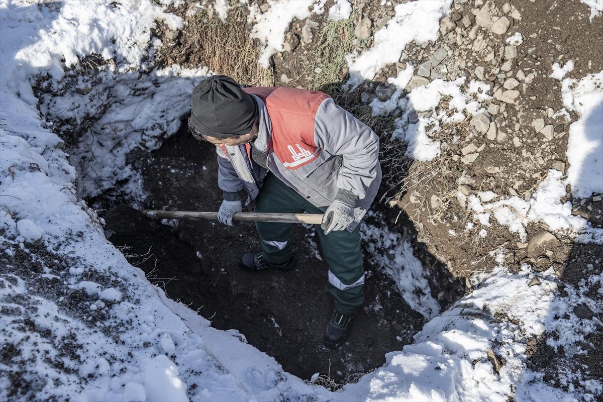 Erzurum'da toprak donmadan mezarlar kazıldı