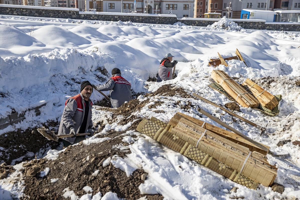 Erzurum'da toprak donmadan mezarlar kazıldı