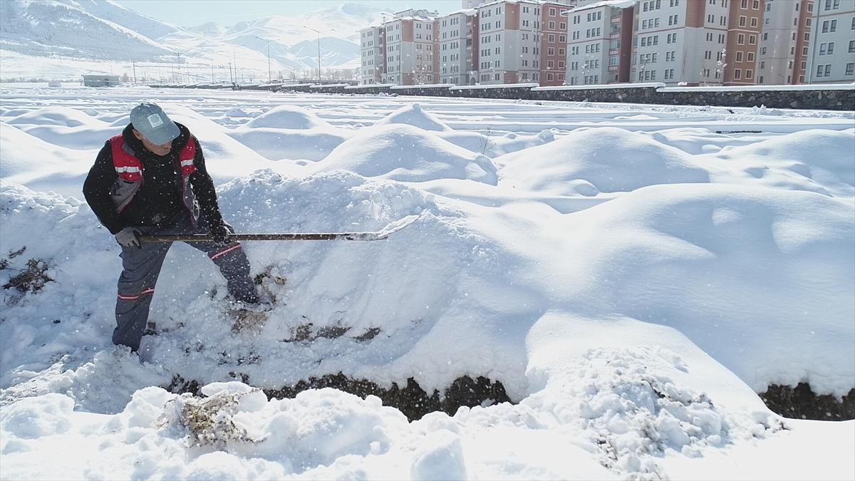 Erzurum'da toprak donmadan mezarlar kazıldı