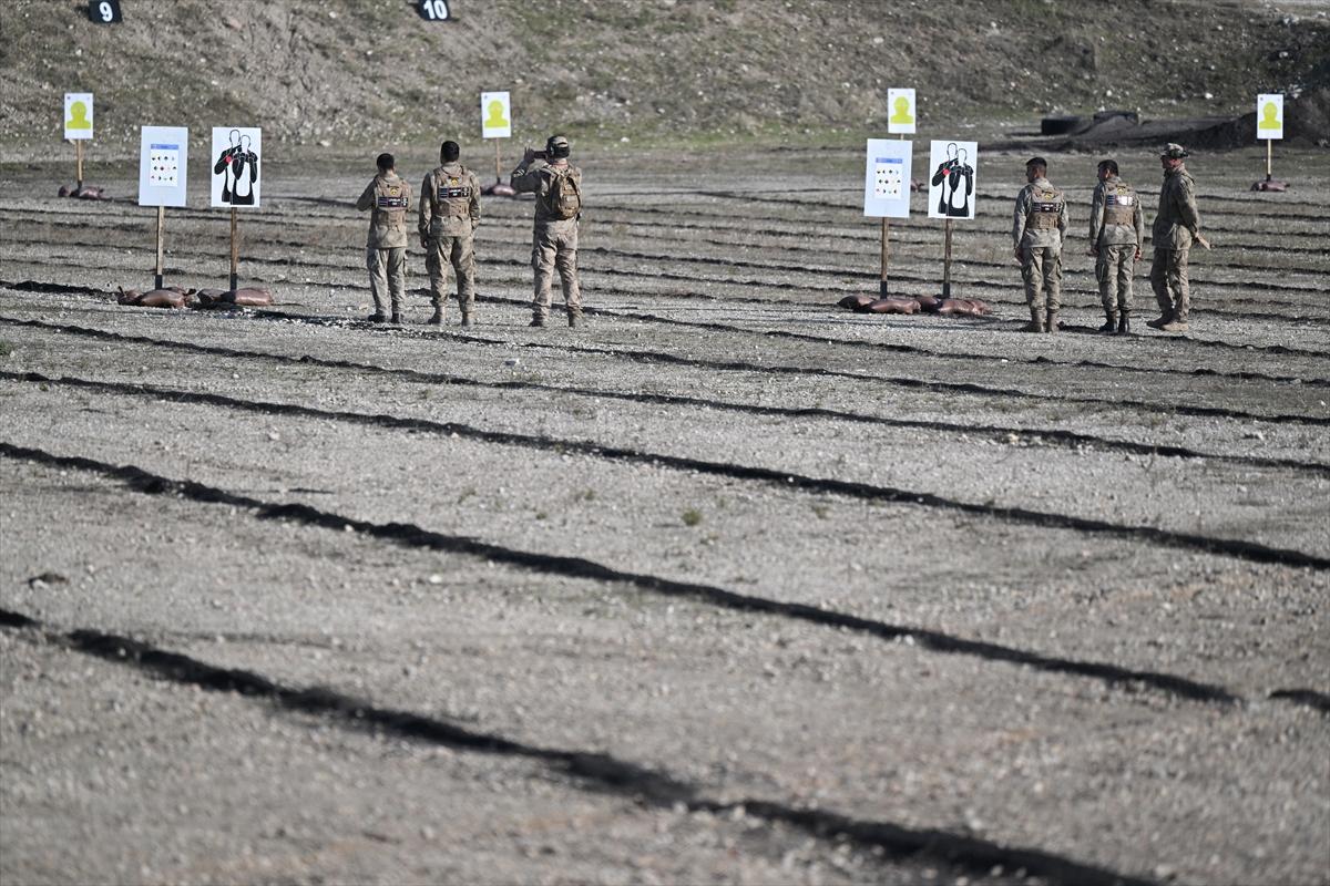 İzmir'de jandarma keskin nişancıları yarıştı