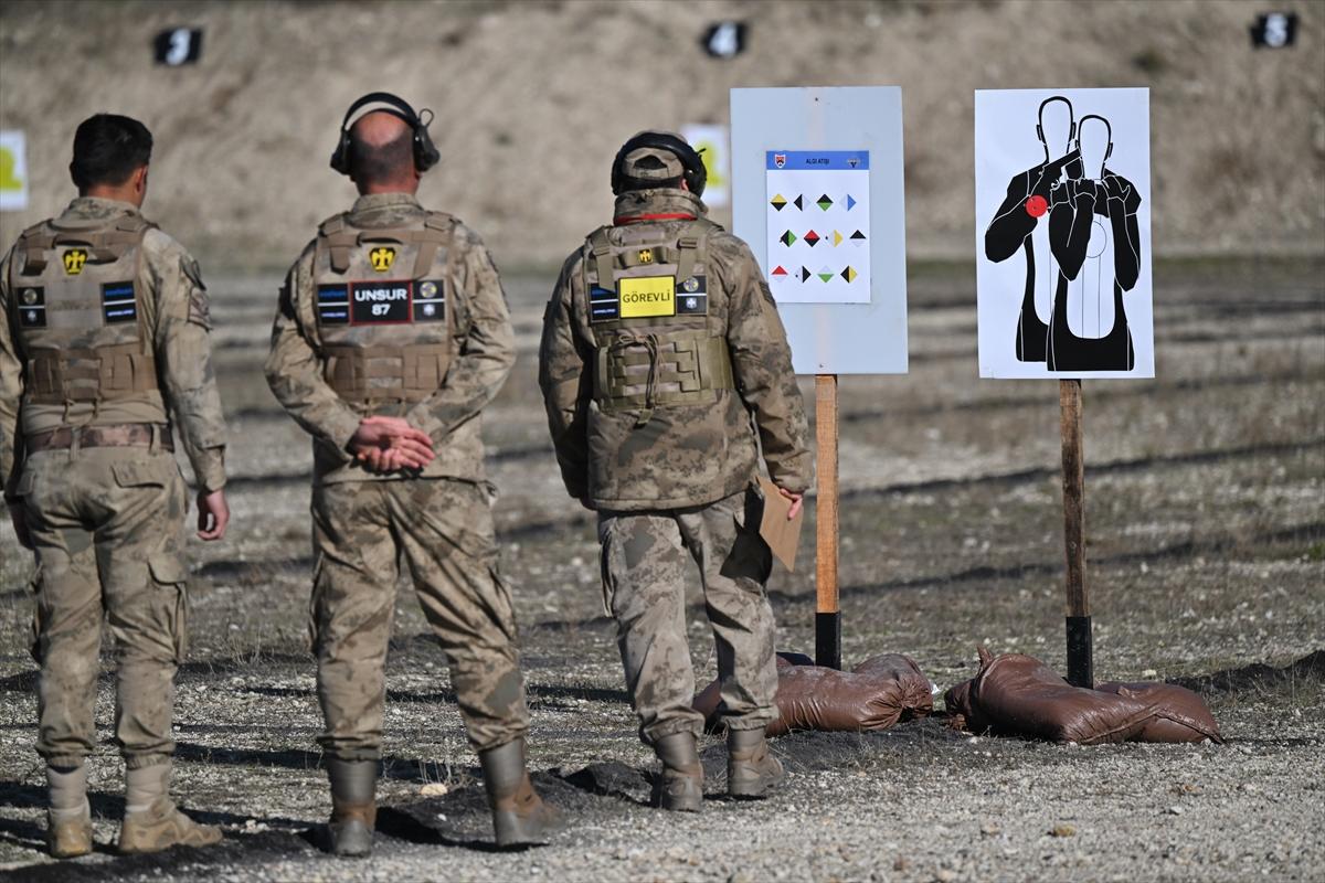 İzmir'de jandarma keskin nişancıları yarıştı