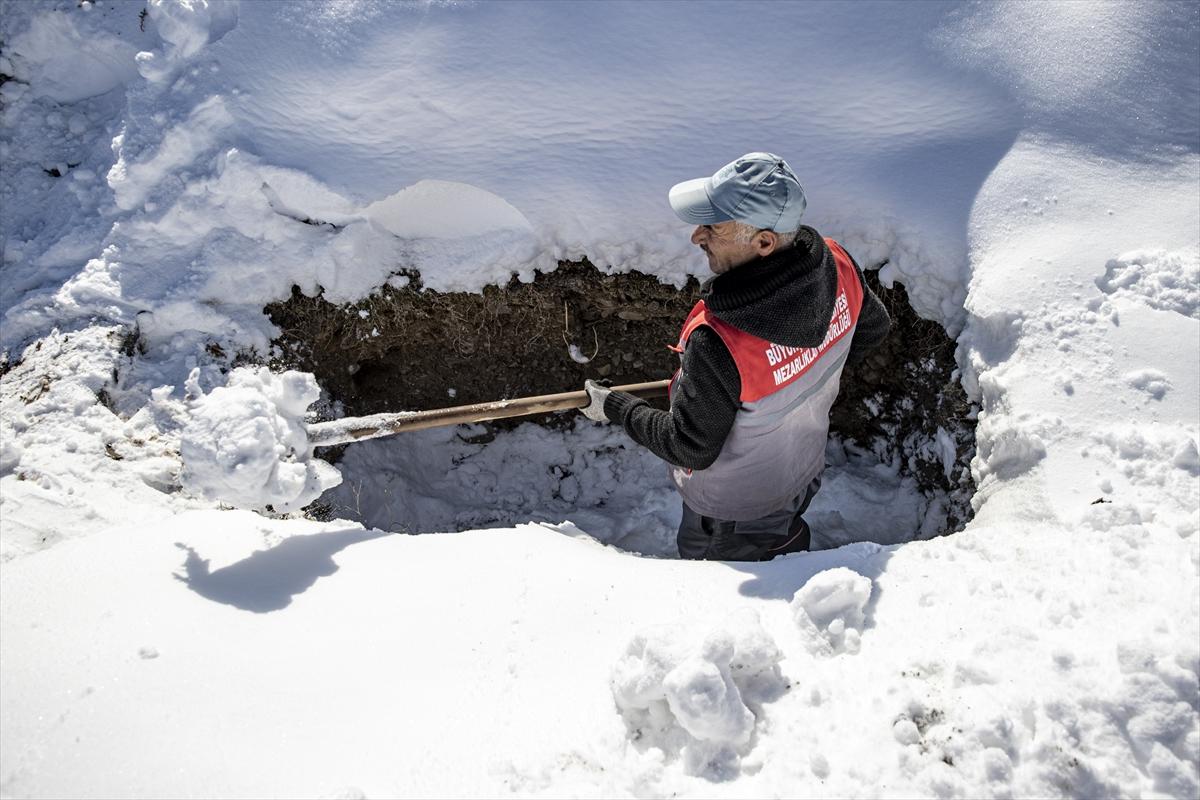 Erzurum'da toprak donmadan mezarlar kazıldı