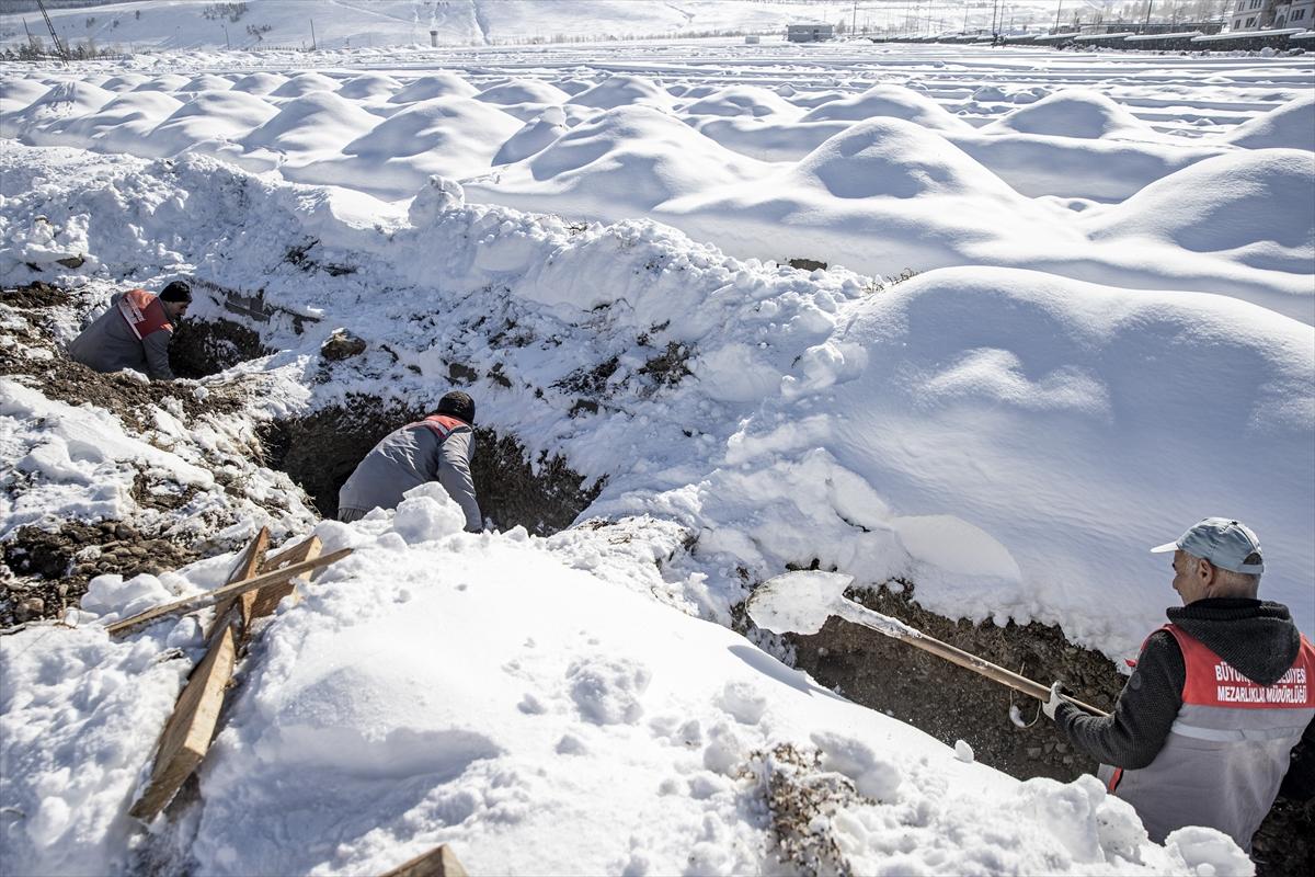 Erzurum'da toprak donmadan mezarlar kazıldı