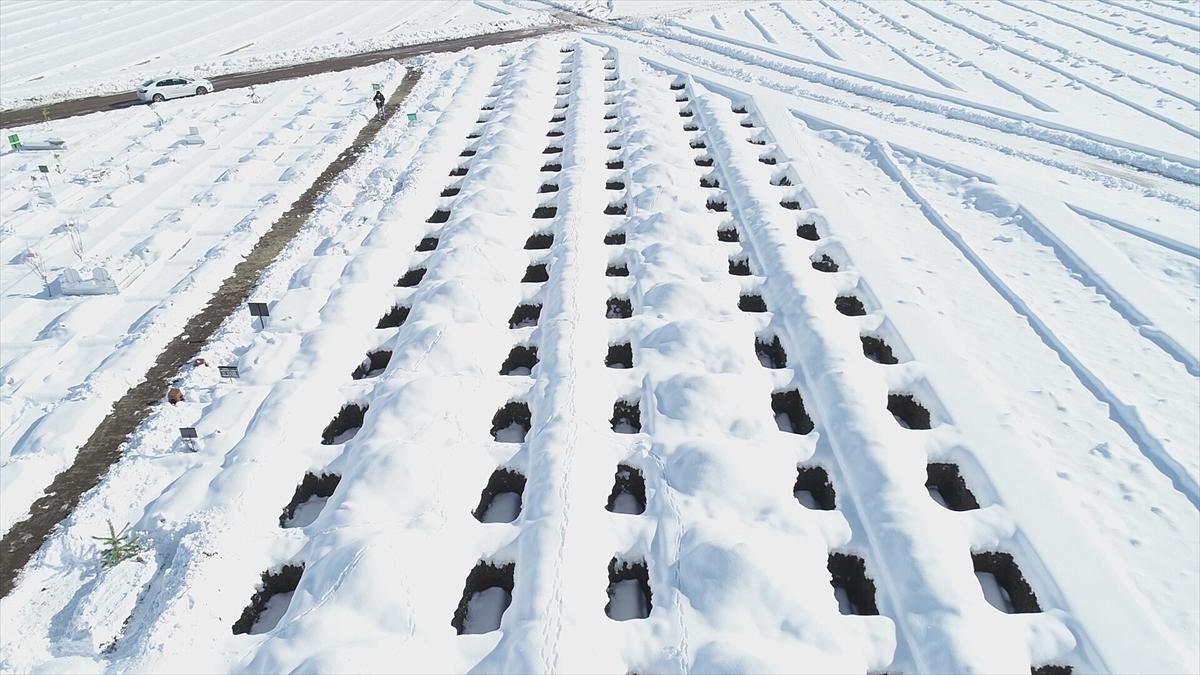Erzurum'da toprak donmadan mezarlar kazıldı