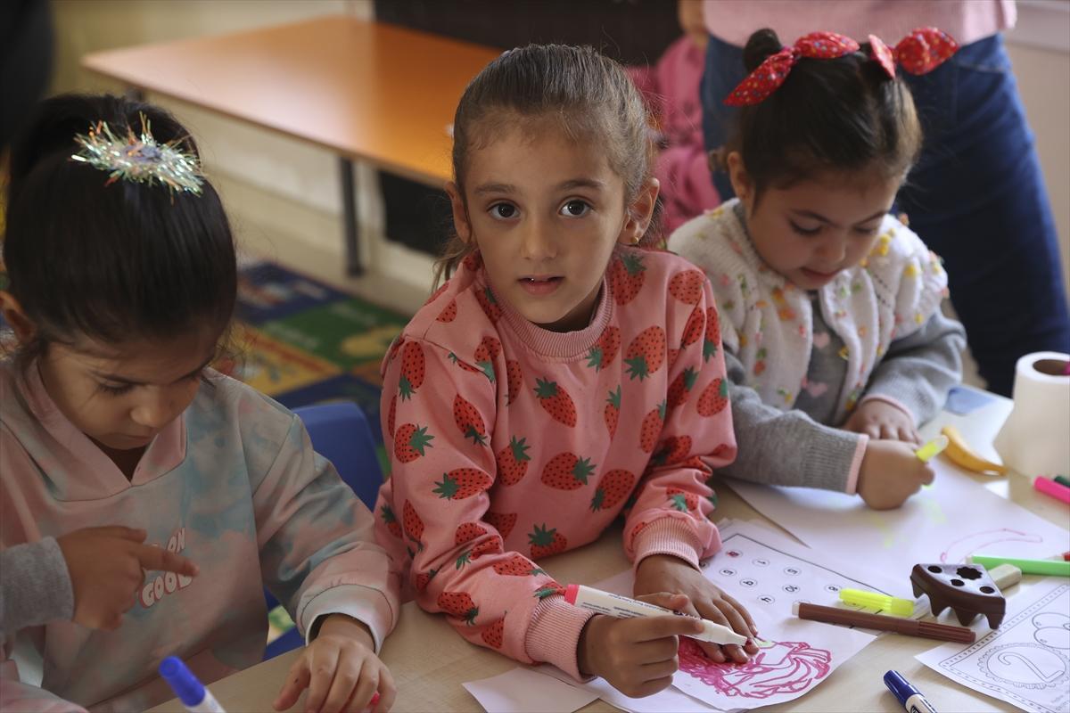 Minik depremzedeler, konteyner kentlerde eğitim hayatına devam ediyor