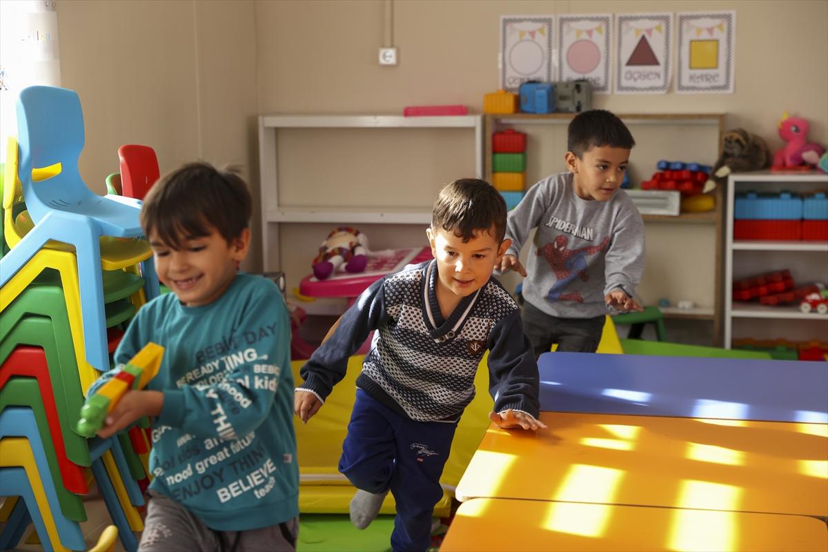 Minik depremzedeler, konteyner kentlerde eğitim hayatına devam ediyor