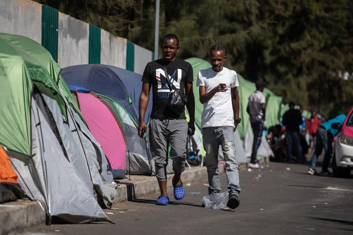 Haitili göçmenler Meksika'da kamp kurdu