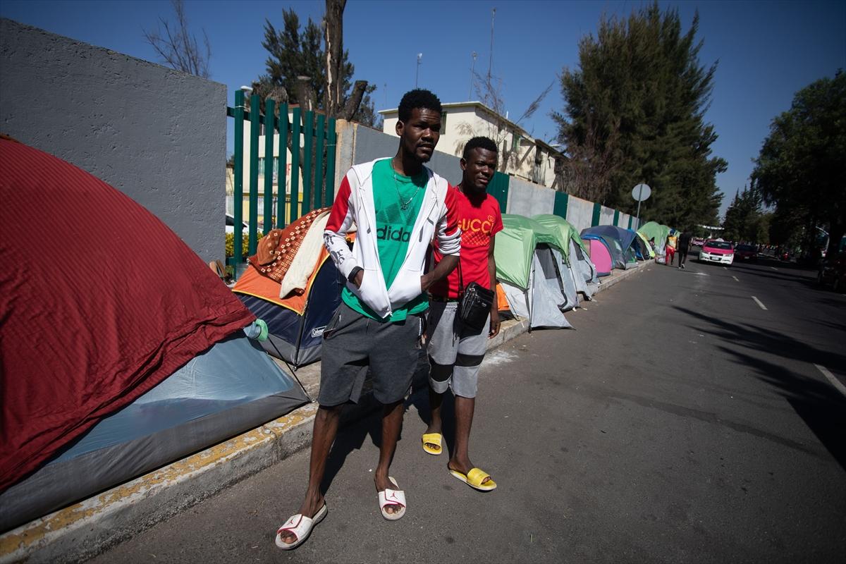 Haitili göçmenler Meksika'da kamp kurdu