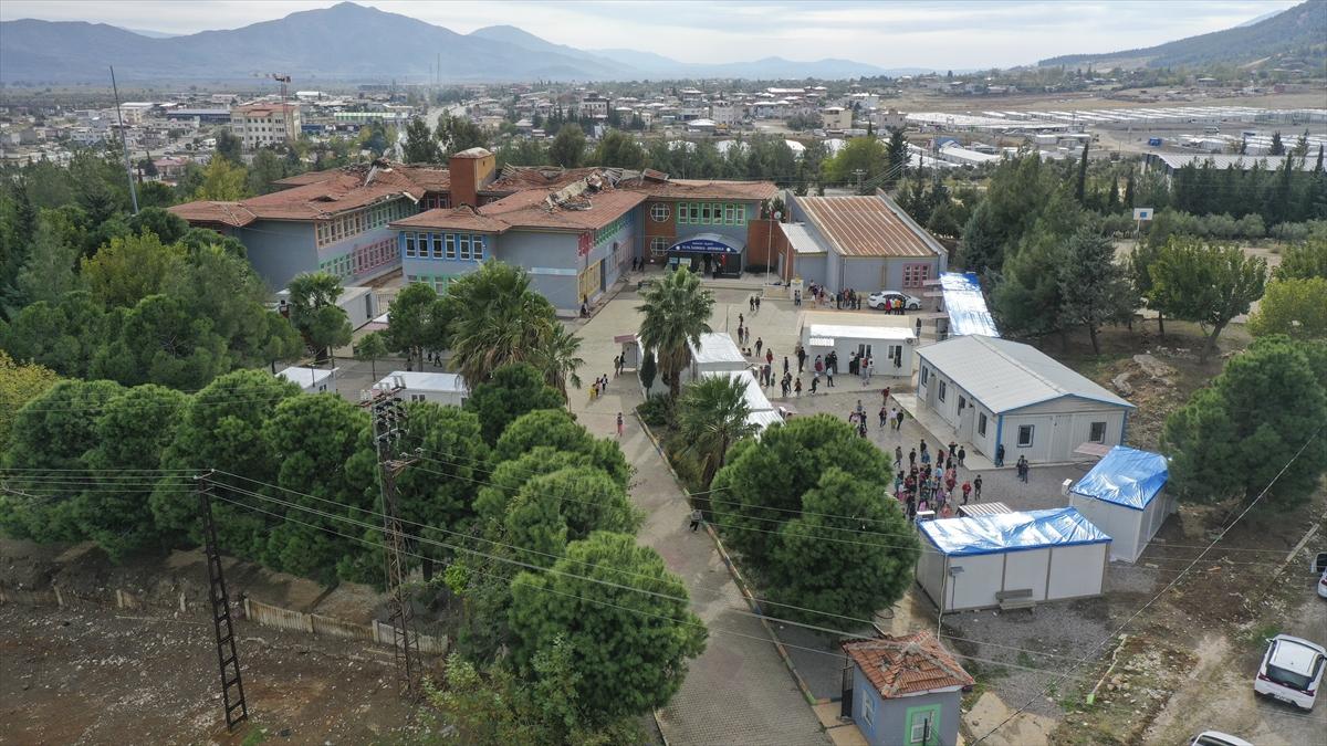 Minik depremzedeler, konteyner kentlerde eğitim hayatına devam ediyor