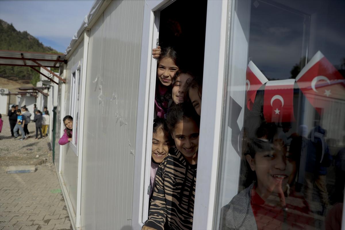 Minik depremzedeler, konteyner kentlerde eğitim hayatına devam ediyor