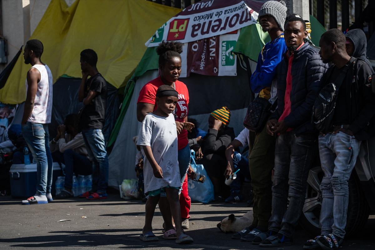 Haitili göçmenler Meksika'da kamp kurdu