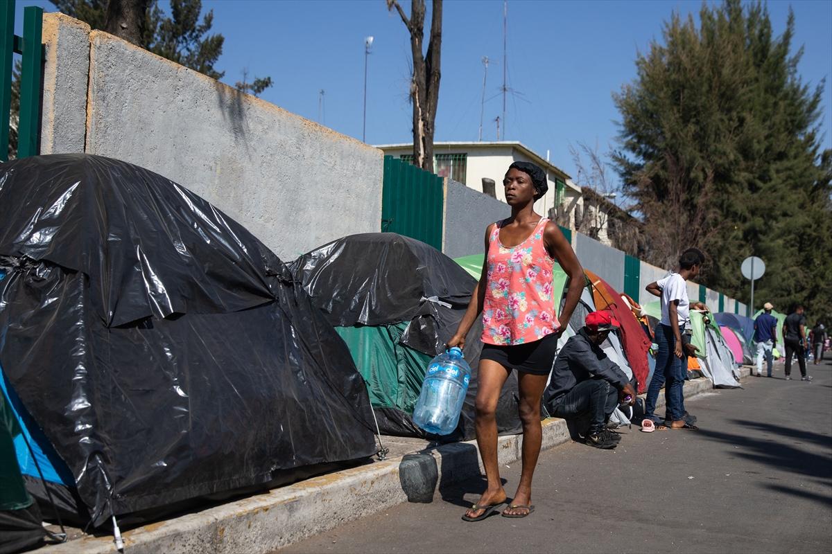 Haitili göçmenler Meksika'da kamp kurdu