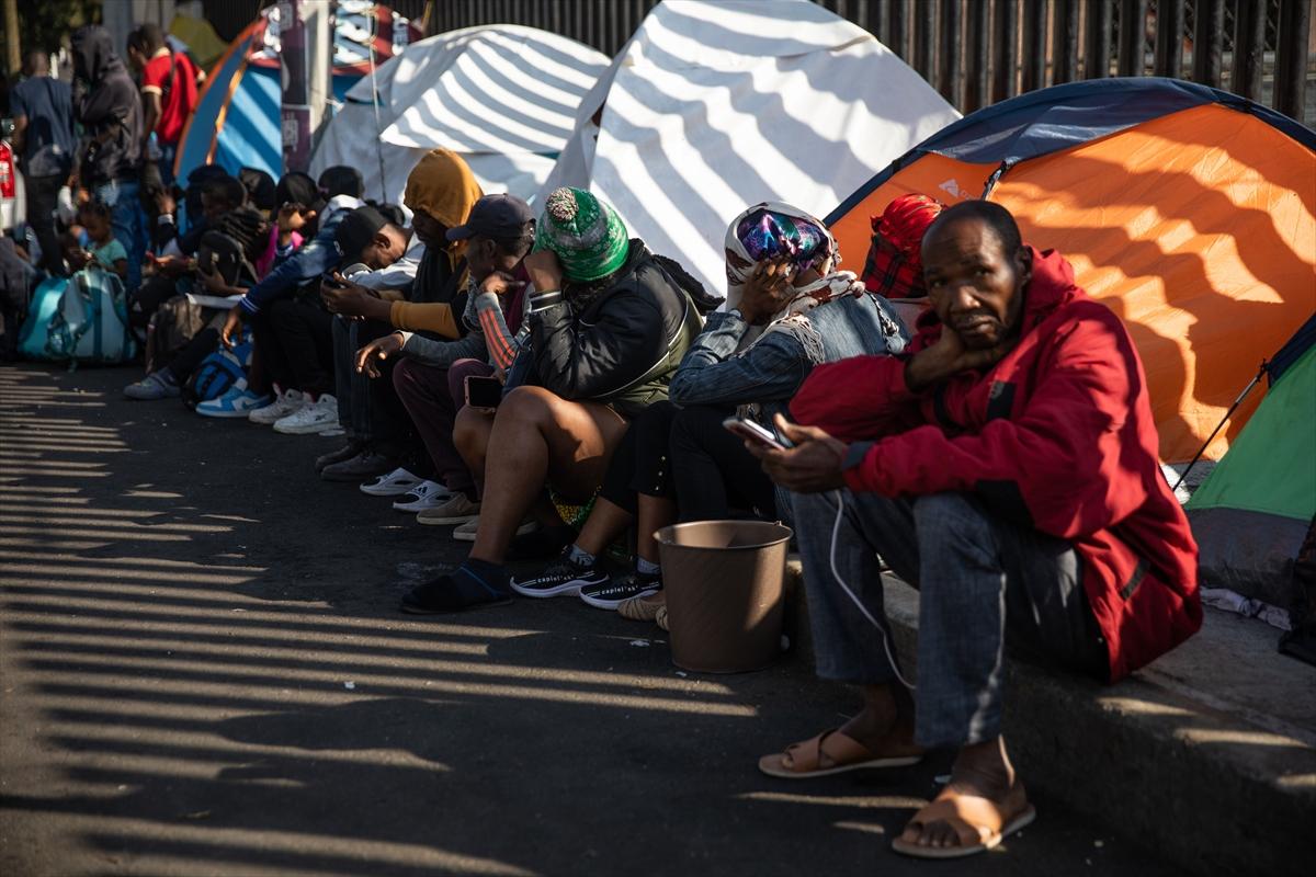 Haitili göçmenler Meksika'da kamp kurdu