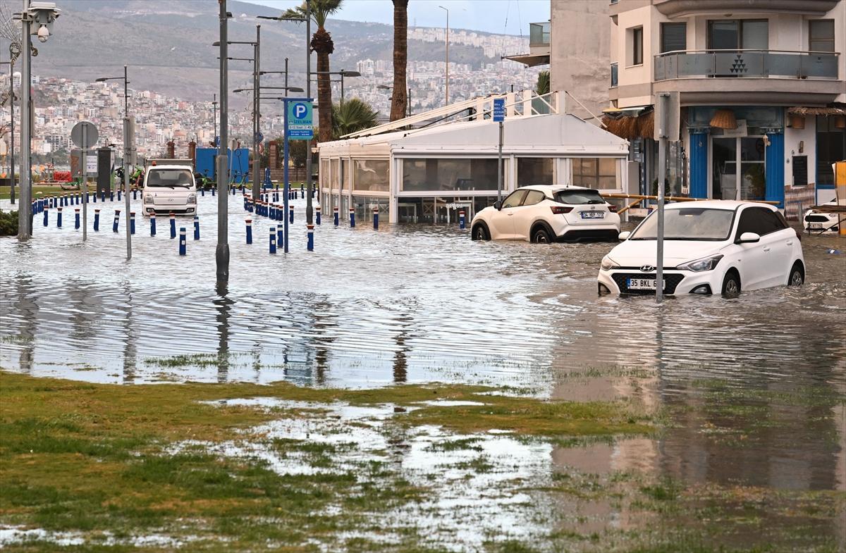 Sağanak yağmur sonrası İzmir sular altında kaldı...