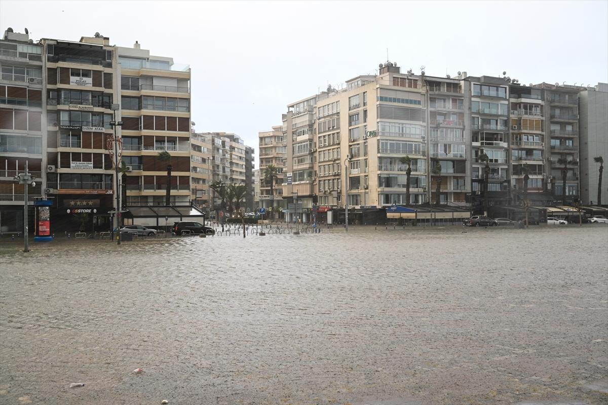 Sağanak yağmur sonrası İzmir sular altında kaldı...