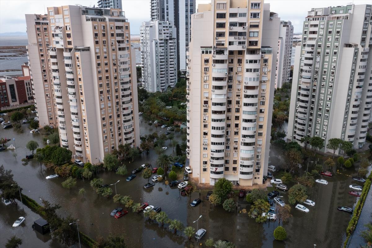 Sağanak yağmur sonrası İzmir sular altında kaldı...