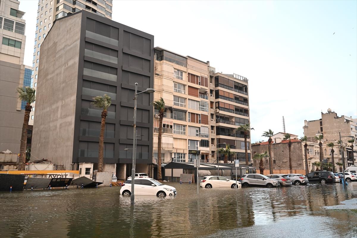 Sağanak yağmur sonrası İzmir sular altında kaldı...