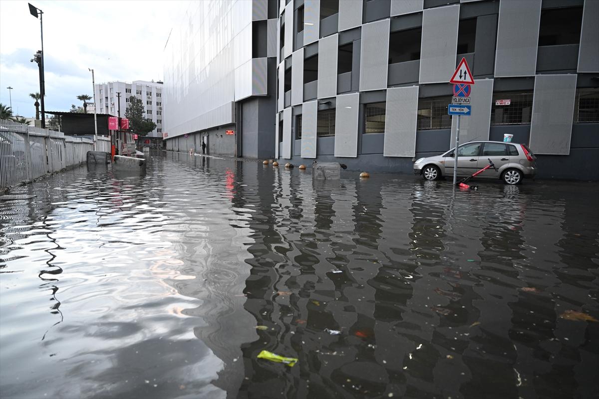 Sağanak yağmur sonrası İzmir sular altında kaldı...