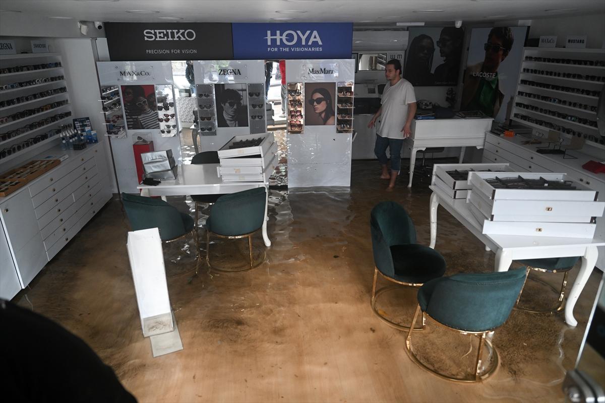 Sağanak yağmur sonrası İzmir sular altında kaldı...