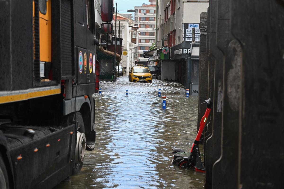 Sağanak yağmur sonrası İzmir sular altında kaldı...