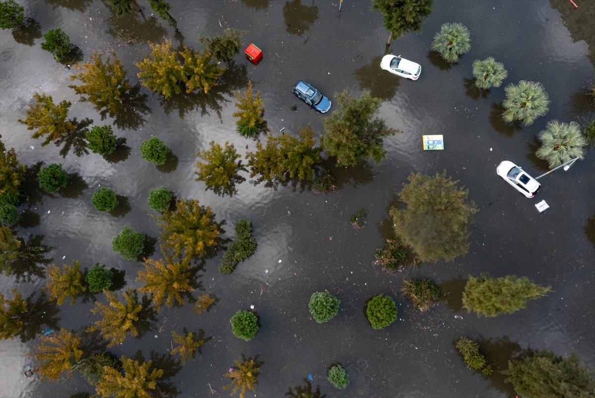 Sağanak yağmur sonrası İzmir sular altında kaldı...