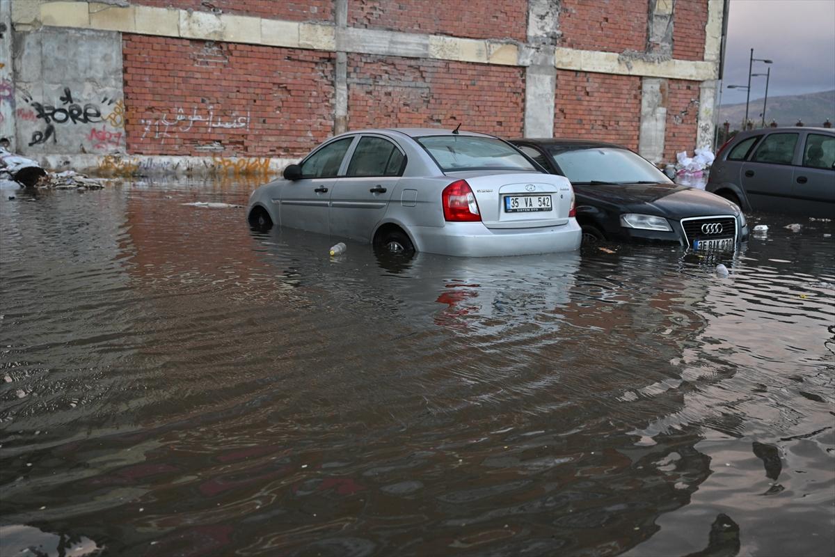 Sağanak yağmur sonrası İzmir sular altında kaldı...