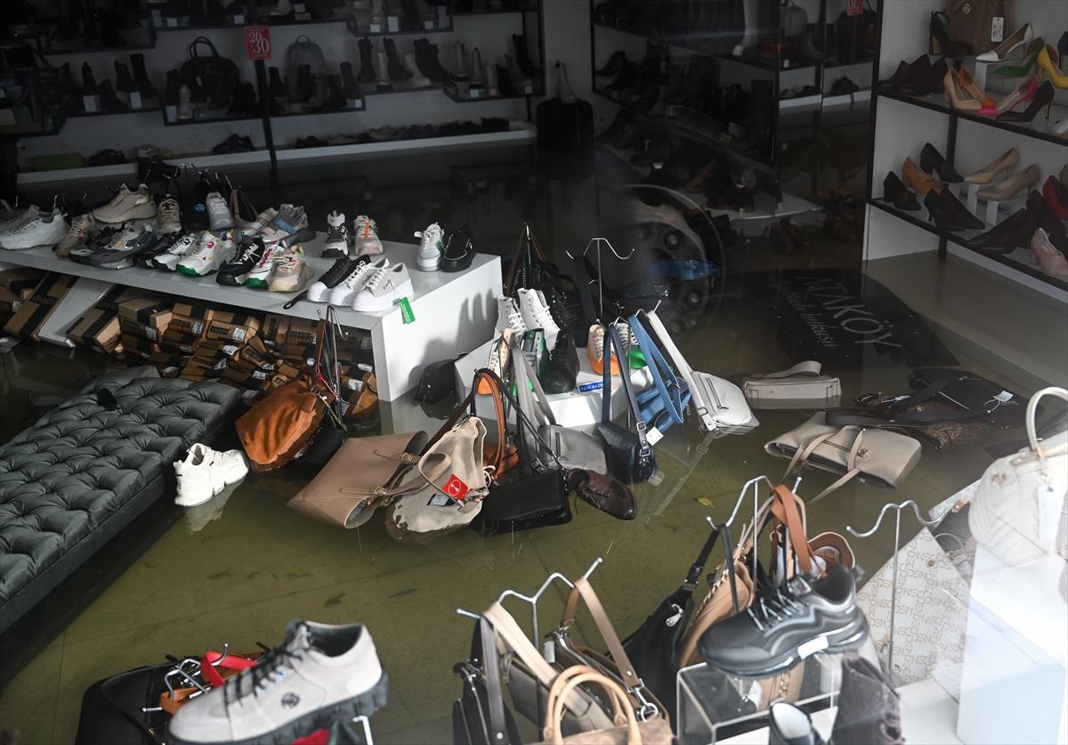 Sağanak yağmur sonrası İzmir sular altında kaldı...