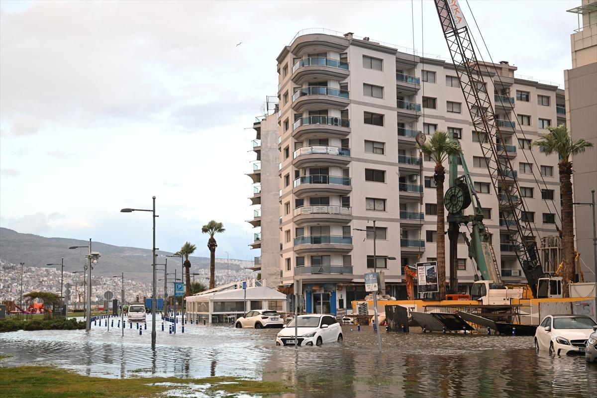 Sağanak yağmur sonrası İzmir sular altında kaldı...