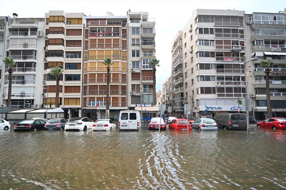 Sağanak yağmur sonrası İzmir sular altında kaldı...