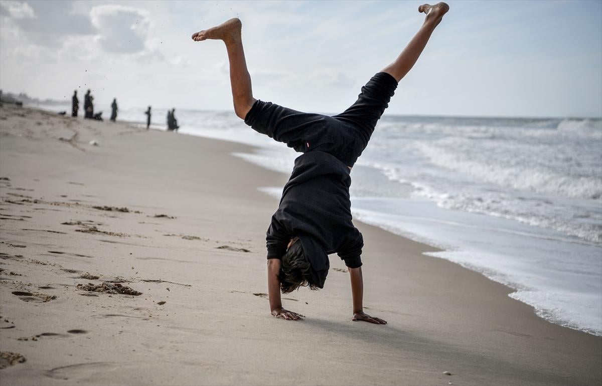 Savaşa insani ara verildi! Filistinliler soluğu sahilde aldı...