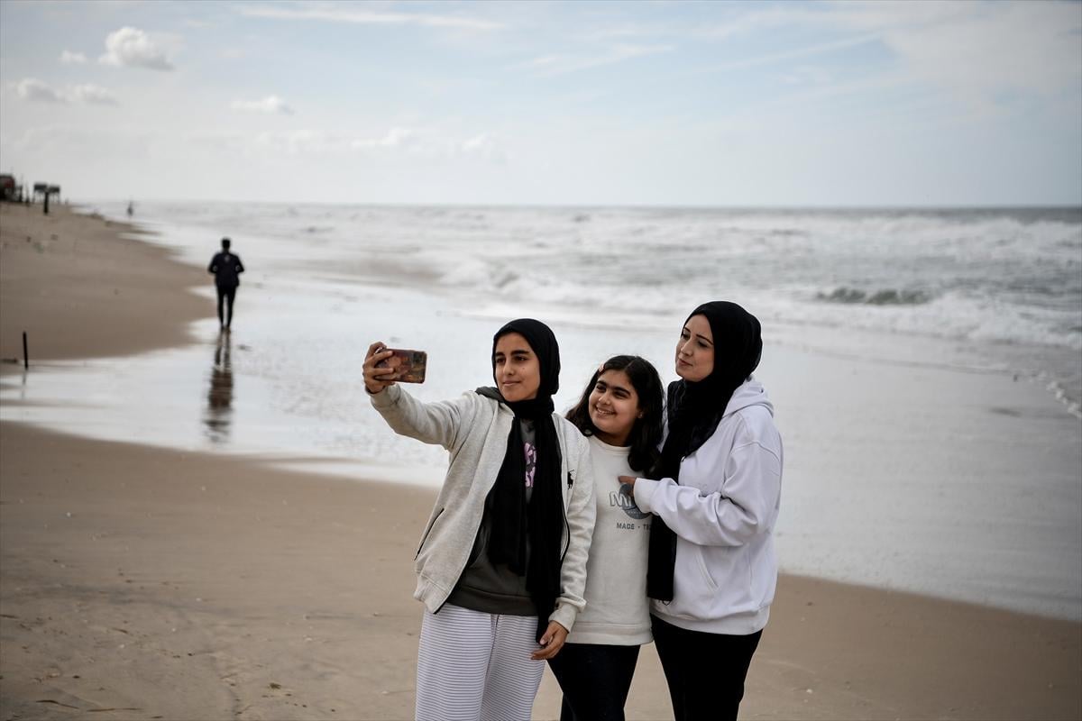 Savaşa insani ara verildi! Filistinliler soluğu sahilde aldı...