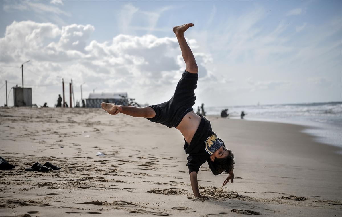 Savaşa insani ara verildi! Filistinliler soluğu sahilde aldı...