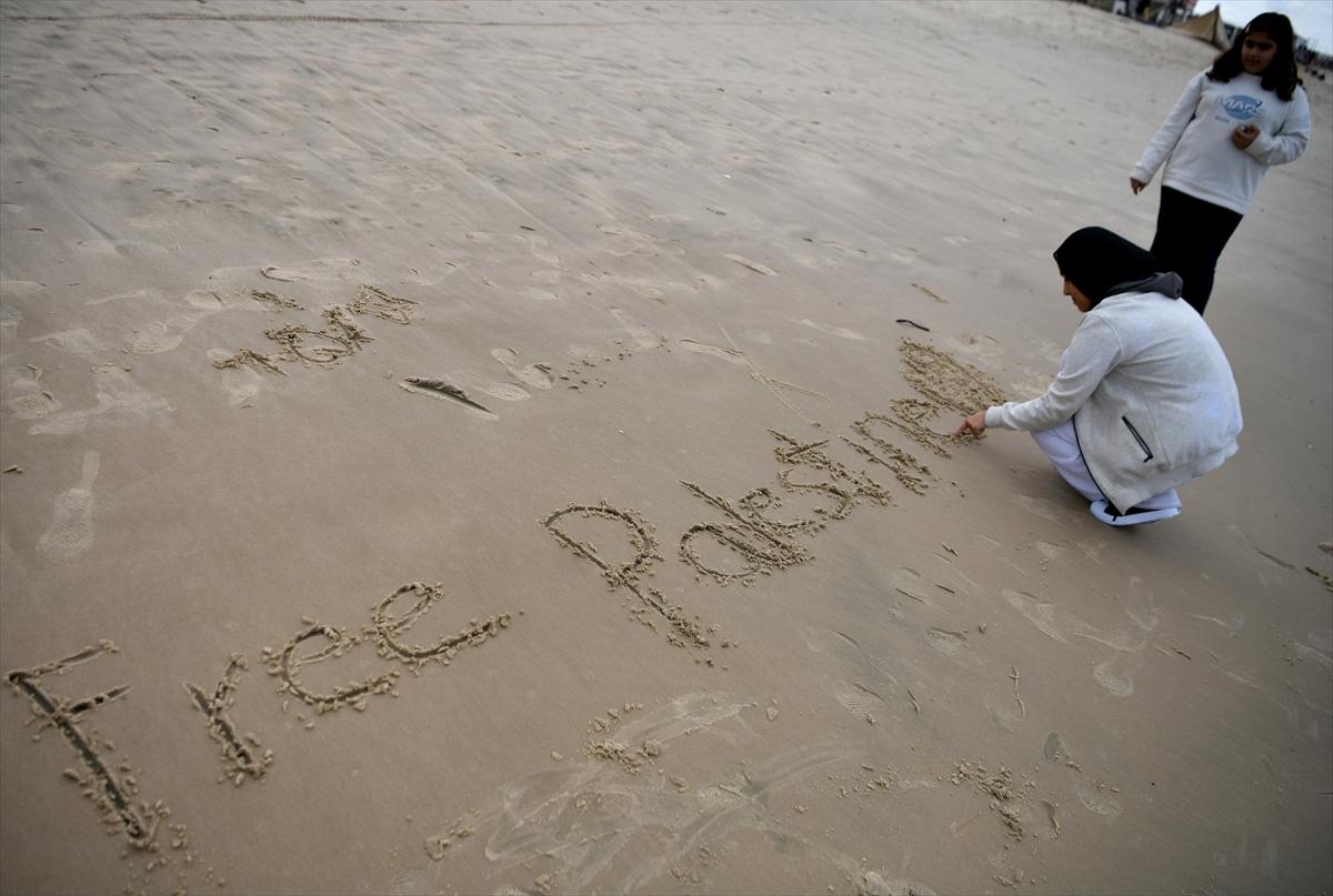 Savaşa insani ara verildi! Filistinliler soluğu sahilde aldı...