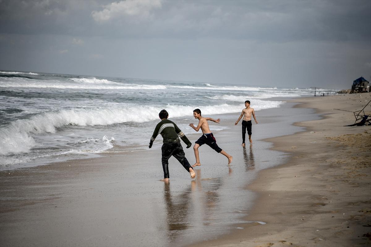 Savaşa insani ara verildi! Filistinliler soluğu sahilde aldı...