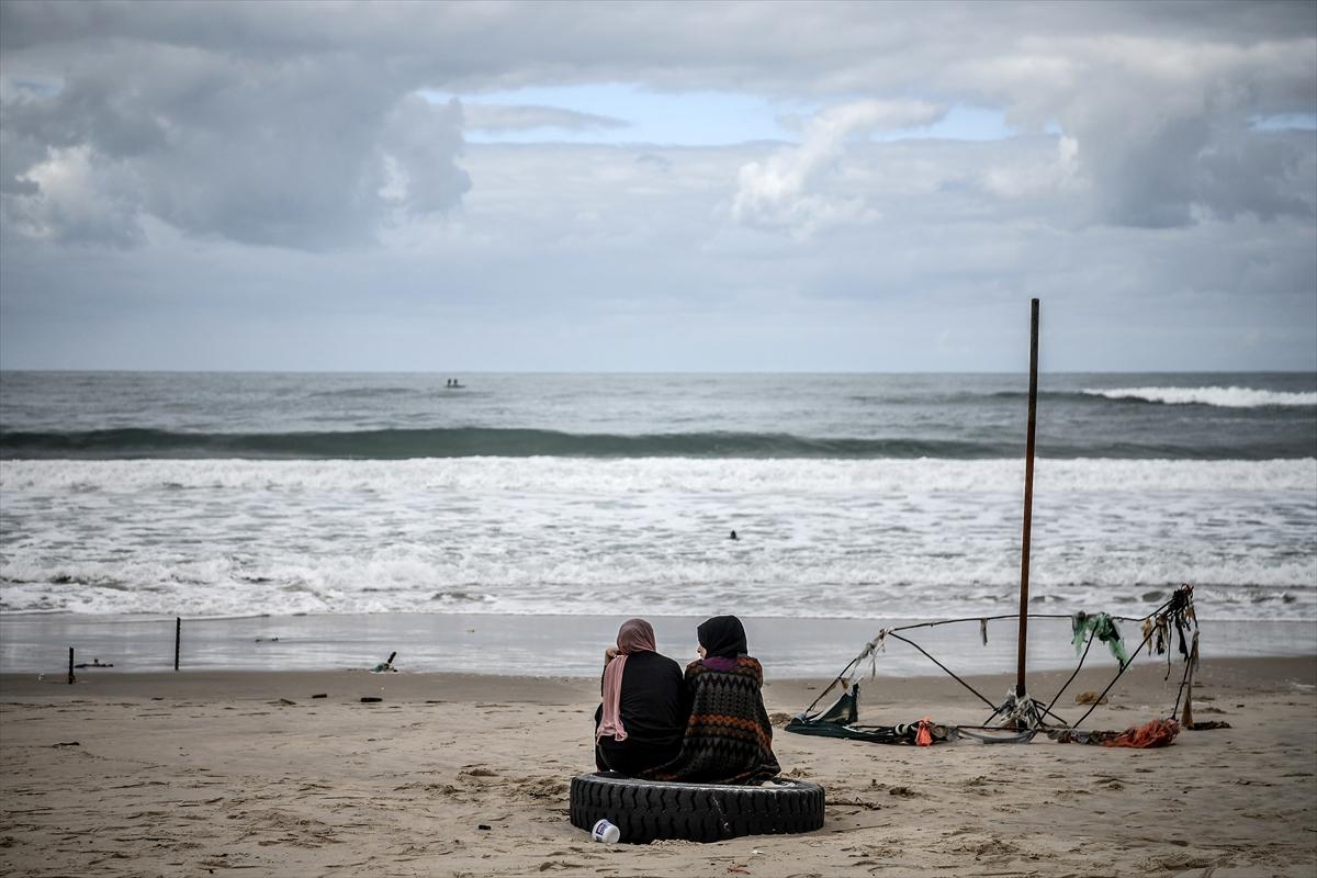 Savaşa insani ara verildi! Filistinliler soluğu sahilde aldı...
