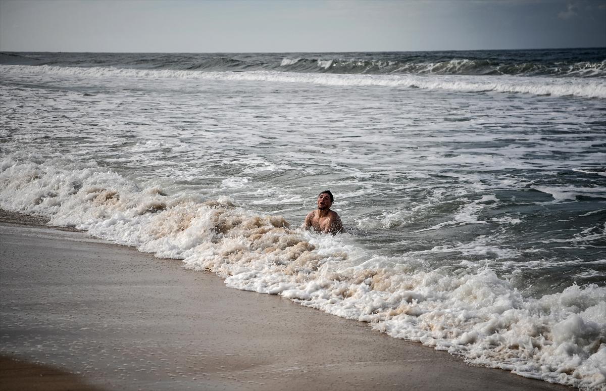 Savaşa insani ara verildi! Filistinliler soluğu sahilde aldı...