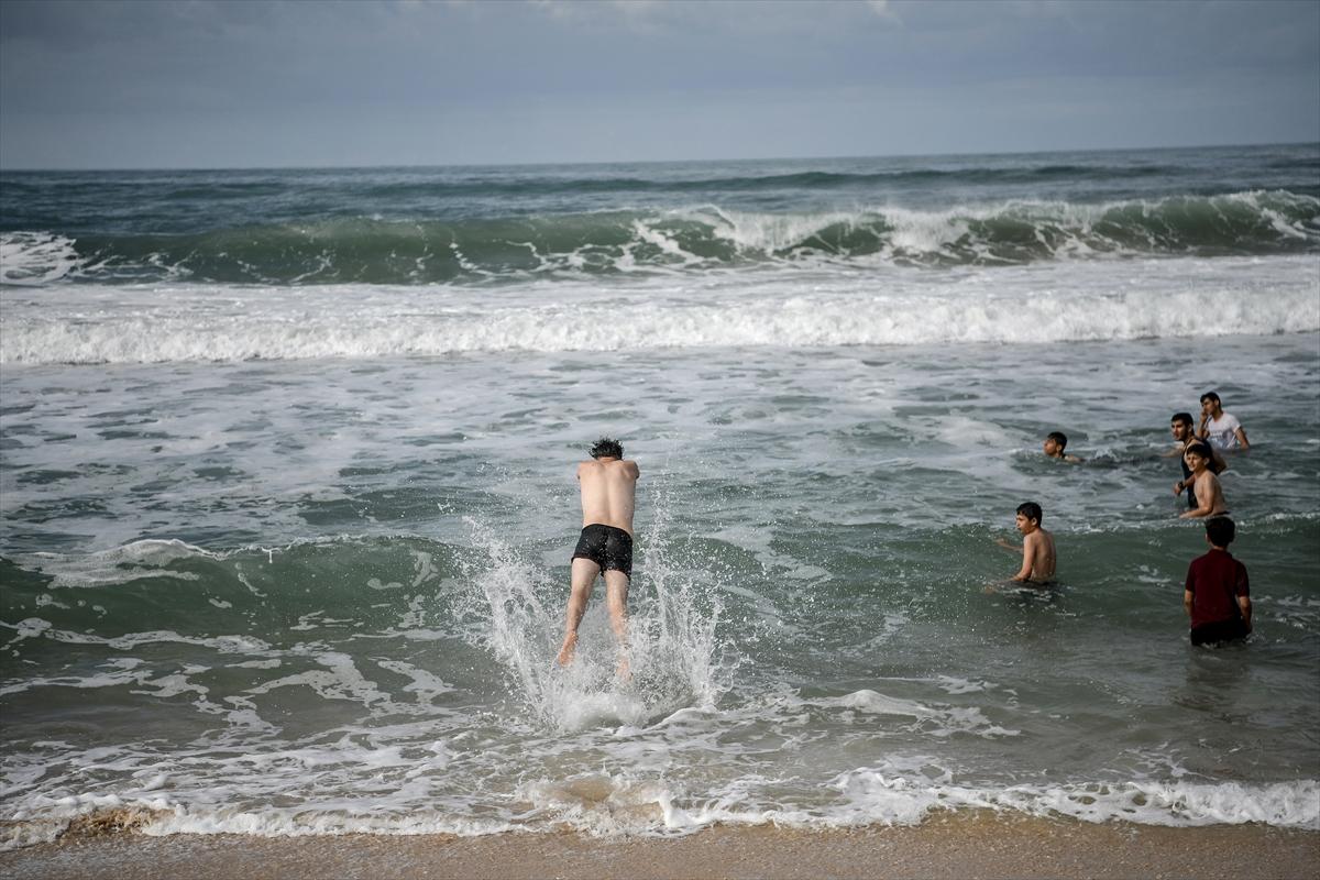 Savaşa insani ara verildi! Filistinliler soluğu sahilde aldı...