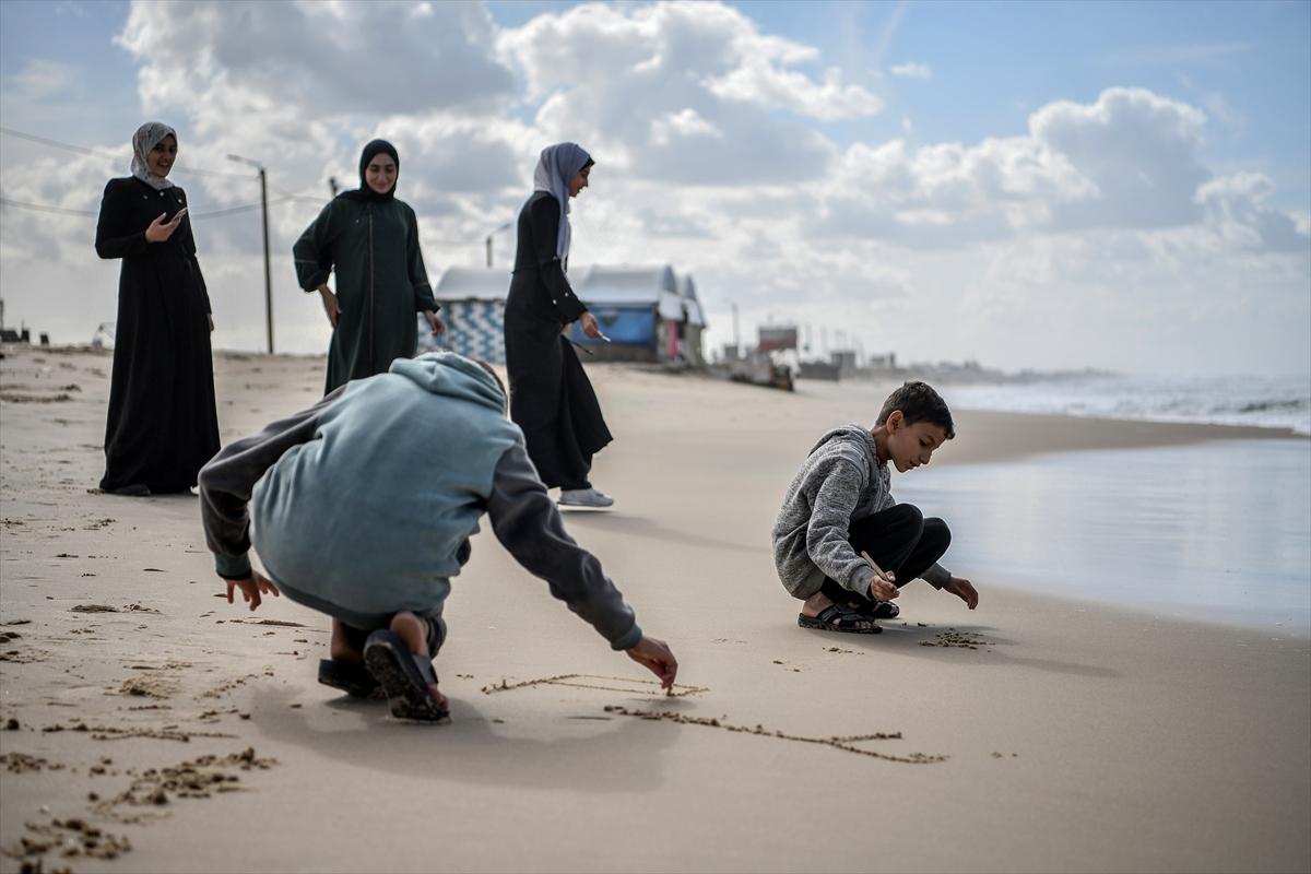 Savaşa insani ara verildi! Filistinliler soluğu sahilde aldı...