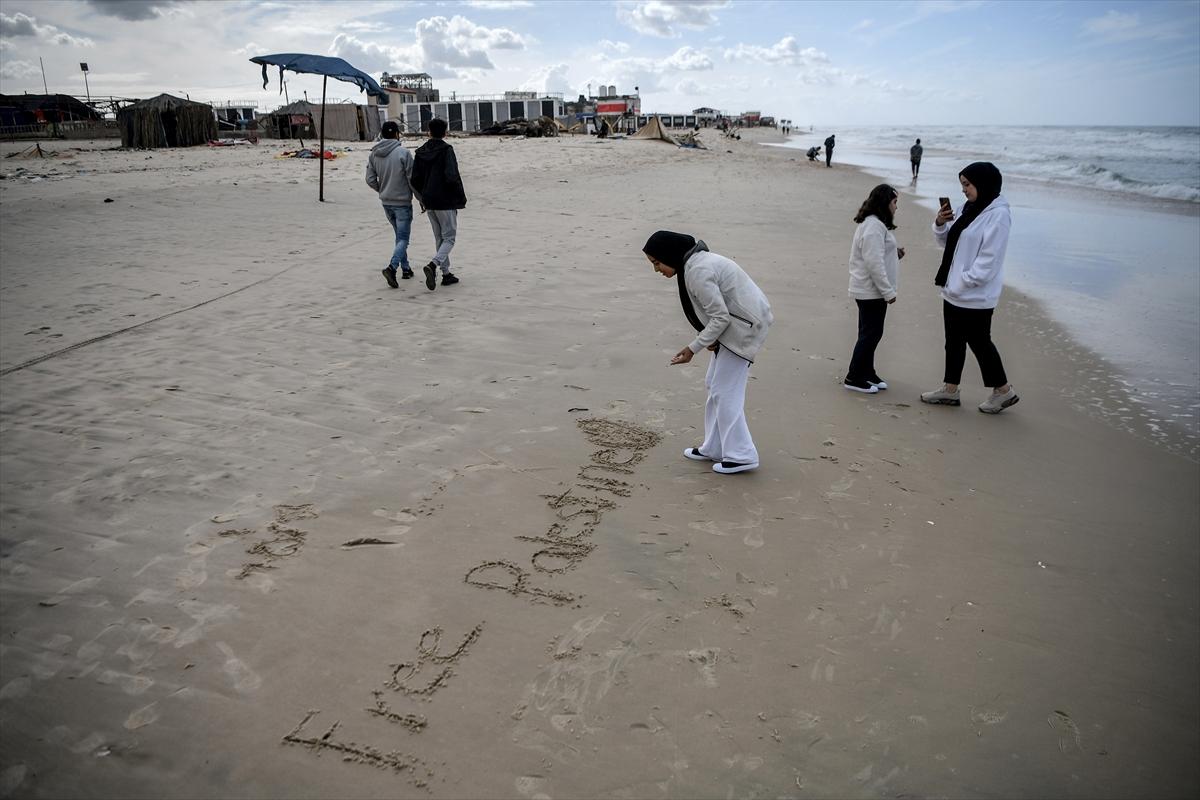 Savaşa insani ara verildi! Filistinliler soluğu sahilde aldı...